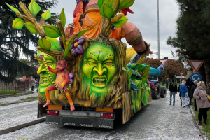 Il carnevale per la pace in giallo e blu di Leini 20250323 2