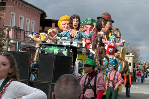 Il carnevale per la pace in giallo e blu di Leini 20250323 93