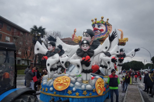 Il carnevale per la pace in giallo e blu di Leini 20250323 16